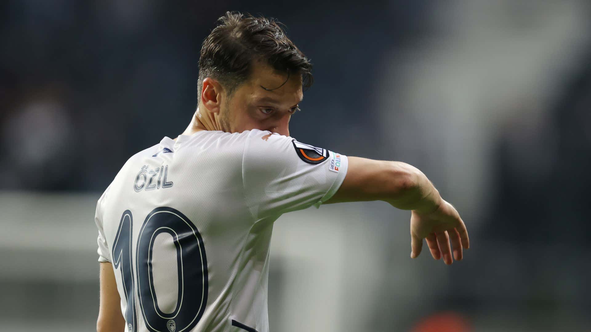 Angry Ozil kicks water bottles in anger after Fenerbahce substitution in Europa League draw | Goal.com
