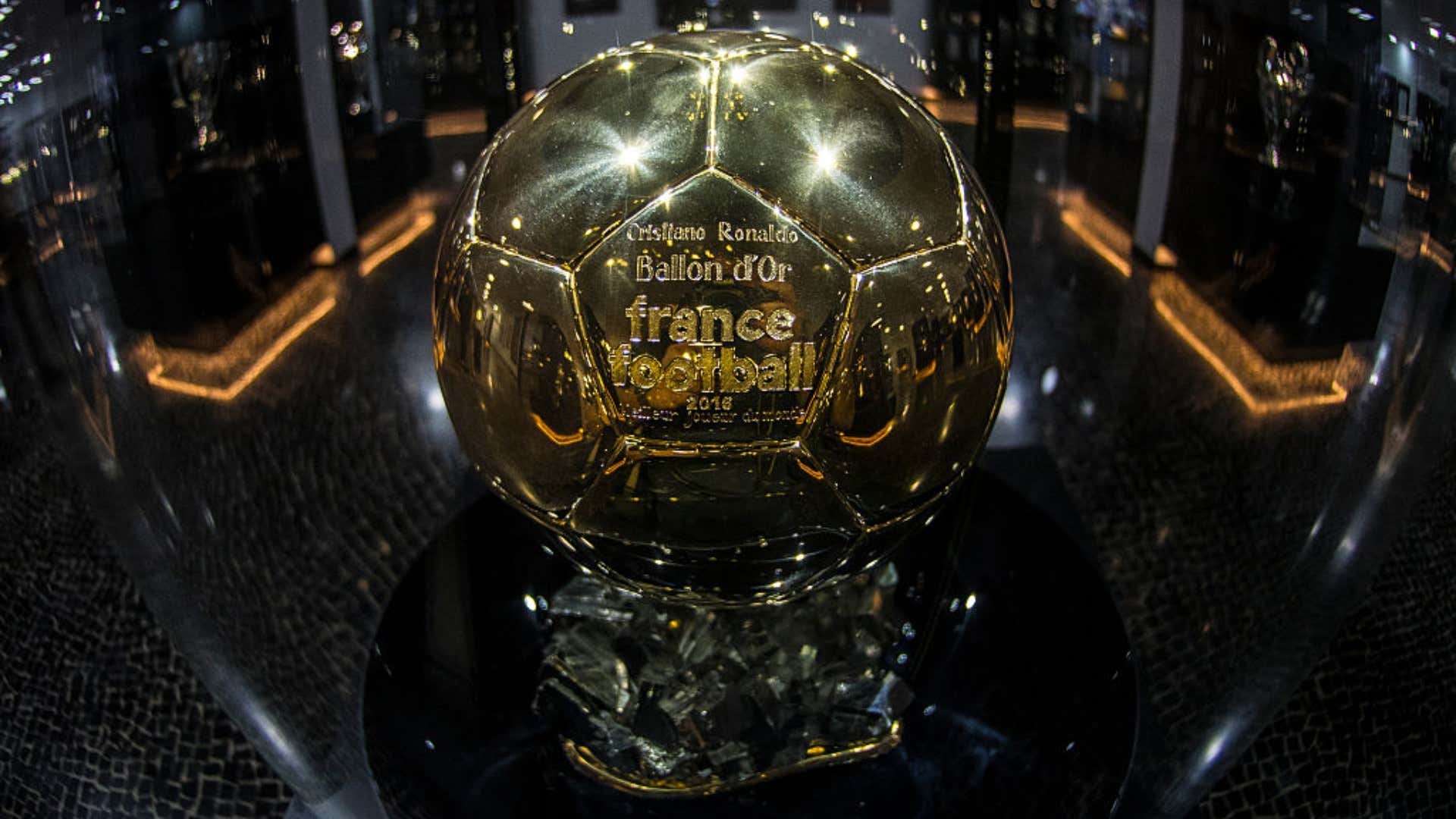 Cuánto cuesta y de qué está hecho el trofeo del balón de oro