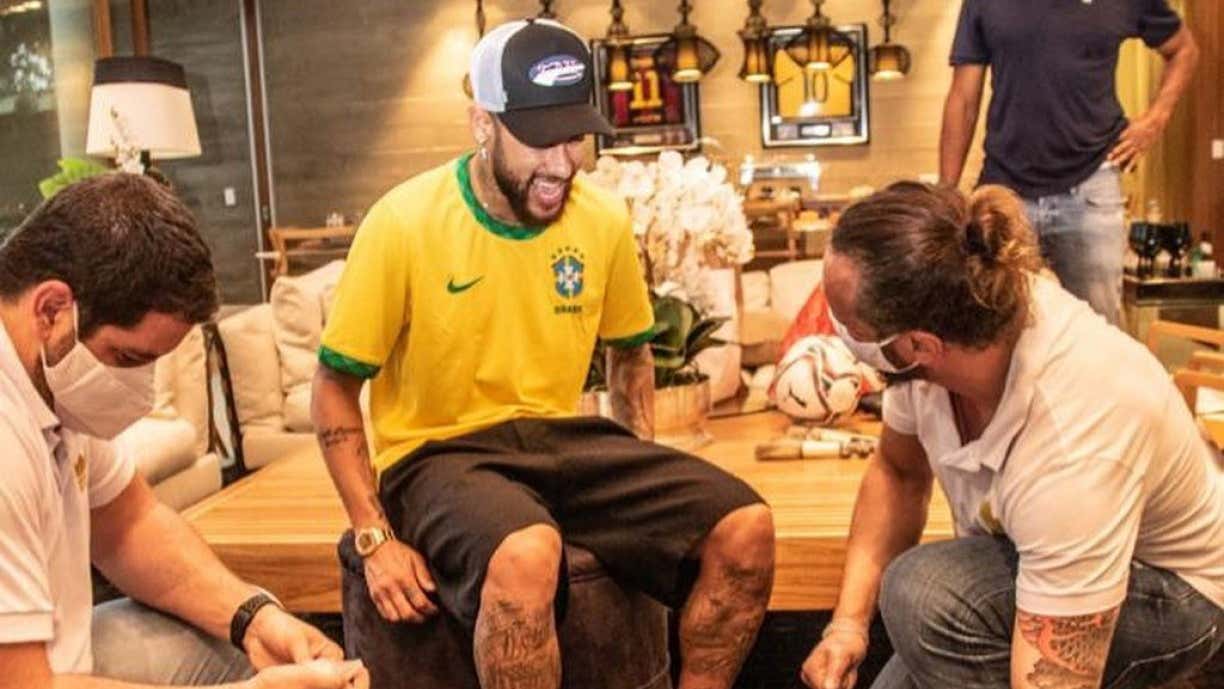 Neymar tira molde dos pés