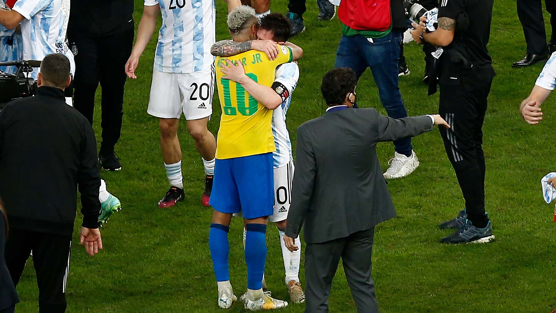 Neymar Messi hug Copa America final