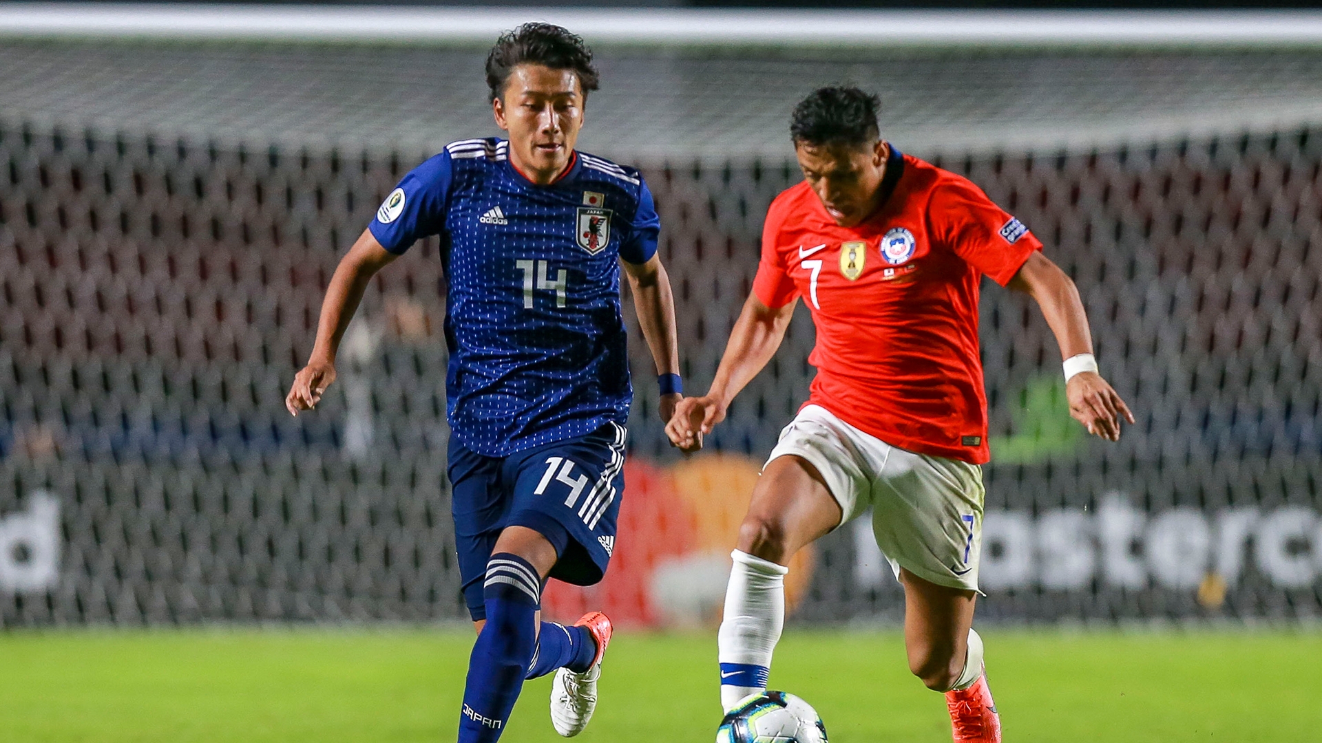 サンチェスと対峙した歳 ｄｆ原輝綺 ソン フンミンともやらせてもらったり Goal Com