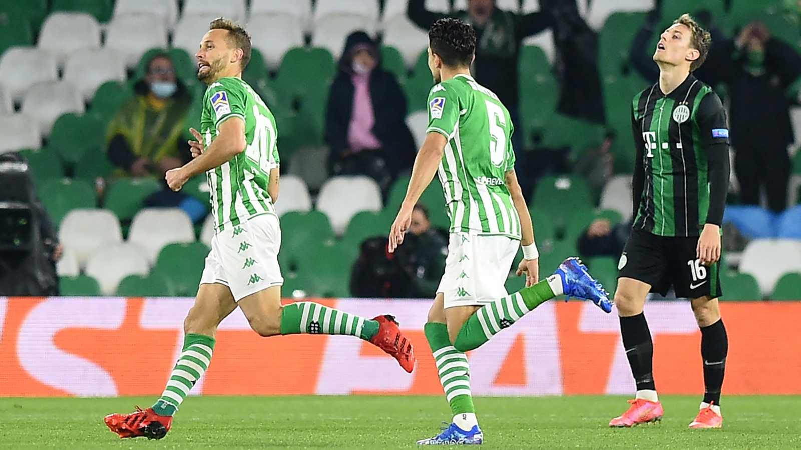 El Betis se clasifica como segundo y la Real Sociedad se la jugará con el PSV al que deberá ganar par ser también segundo en su grupo. El Betis se clasifica como segundo y la Real Sociedad se la jugará con el PSV al que deberá ganar par ser también segundo en su grupo.