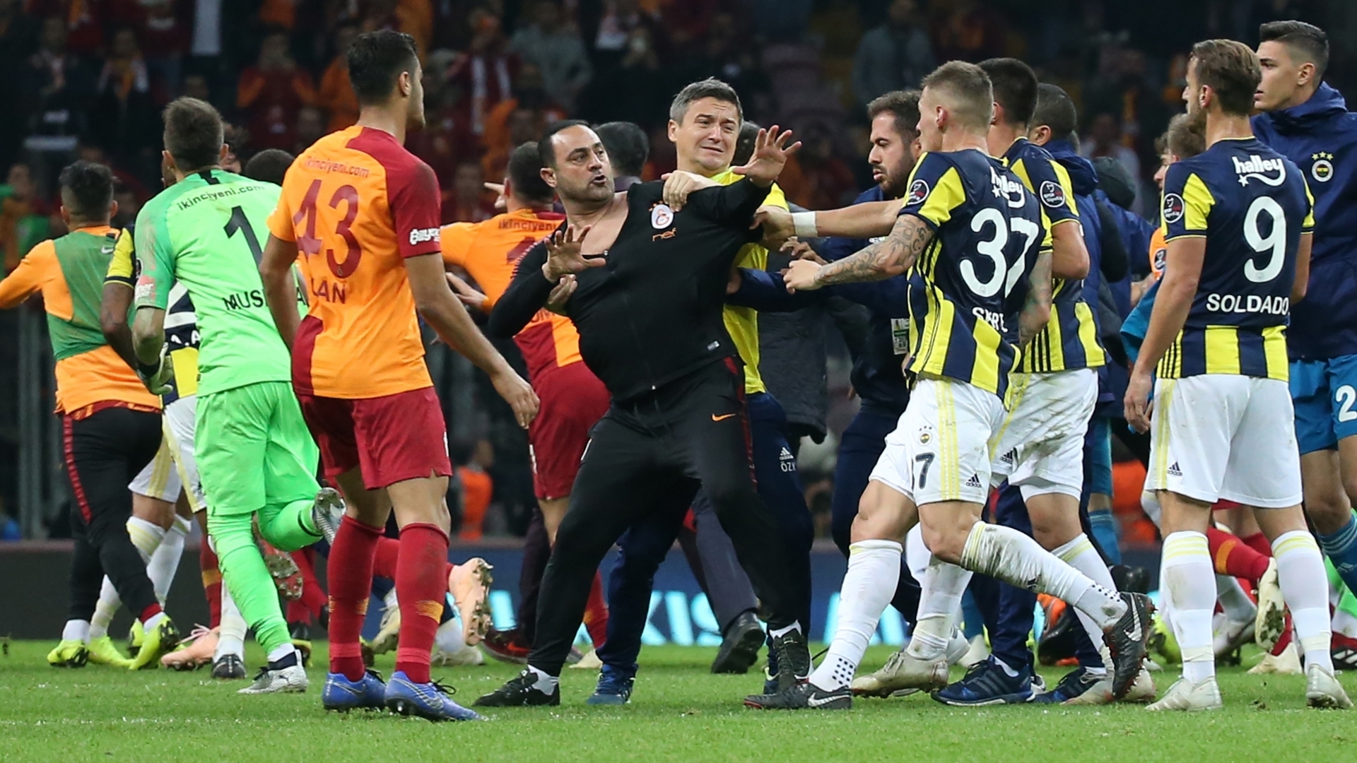 Nach Schlagerei Im Derby Zwischen Fenerbahce Und Galatasaray Turkischer Verband Verhangt Harte Strafen Goal Com