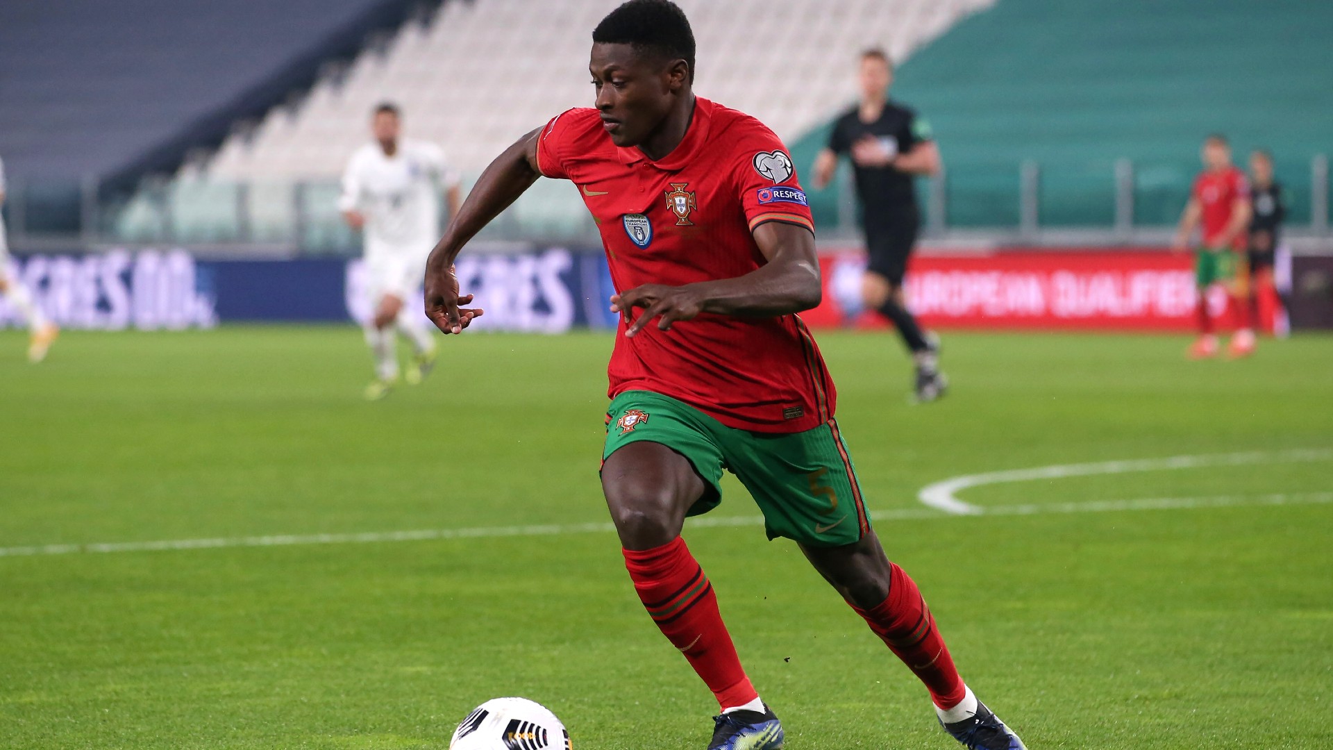 Psg 期待の19歳ポルトガル代表df獲得 買取オプション付きのレンタルに Goal Com