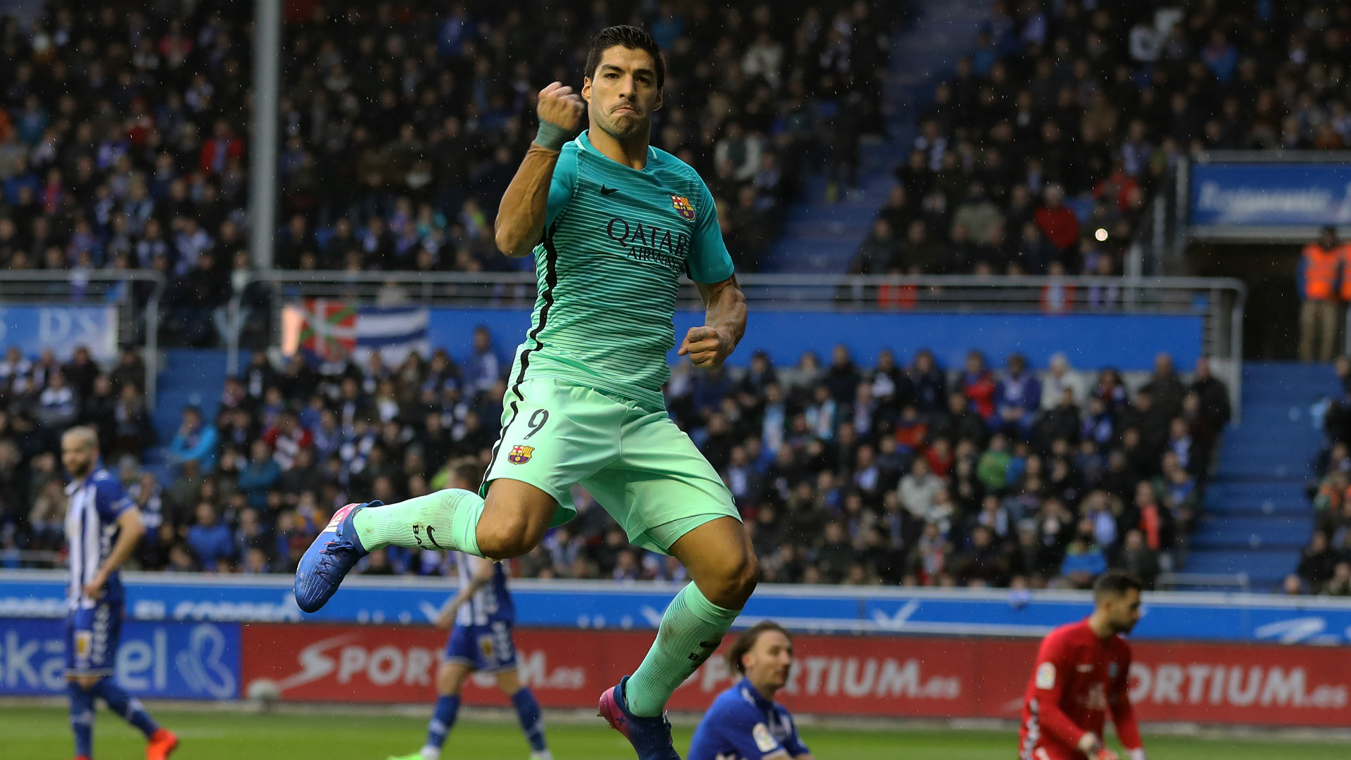 Martial Suarez Higuain The Fifa 17 Ultimate Team Of The Week Goal Com