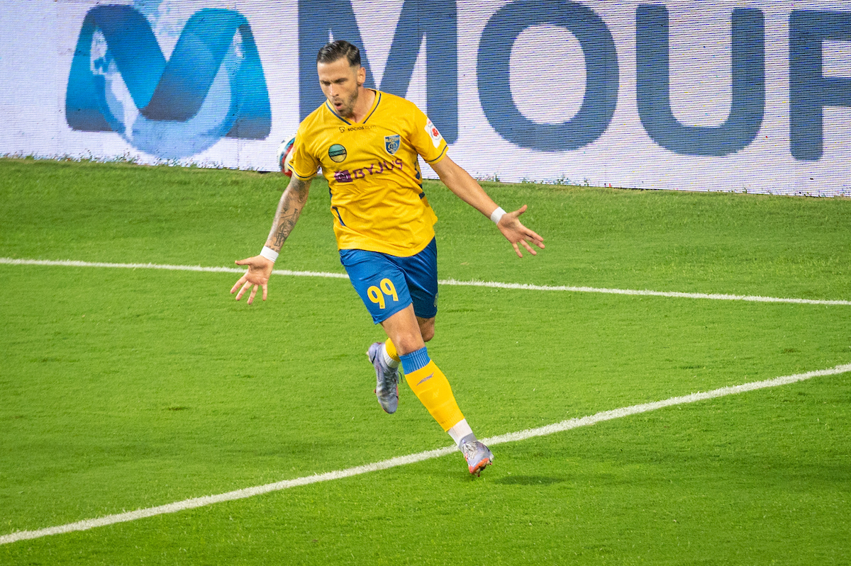 Kerala Blasters' Alvaro Vasquez has the best shooting accuracy in the league - Can Nawaz stop him from scoring? | Goal.com