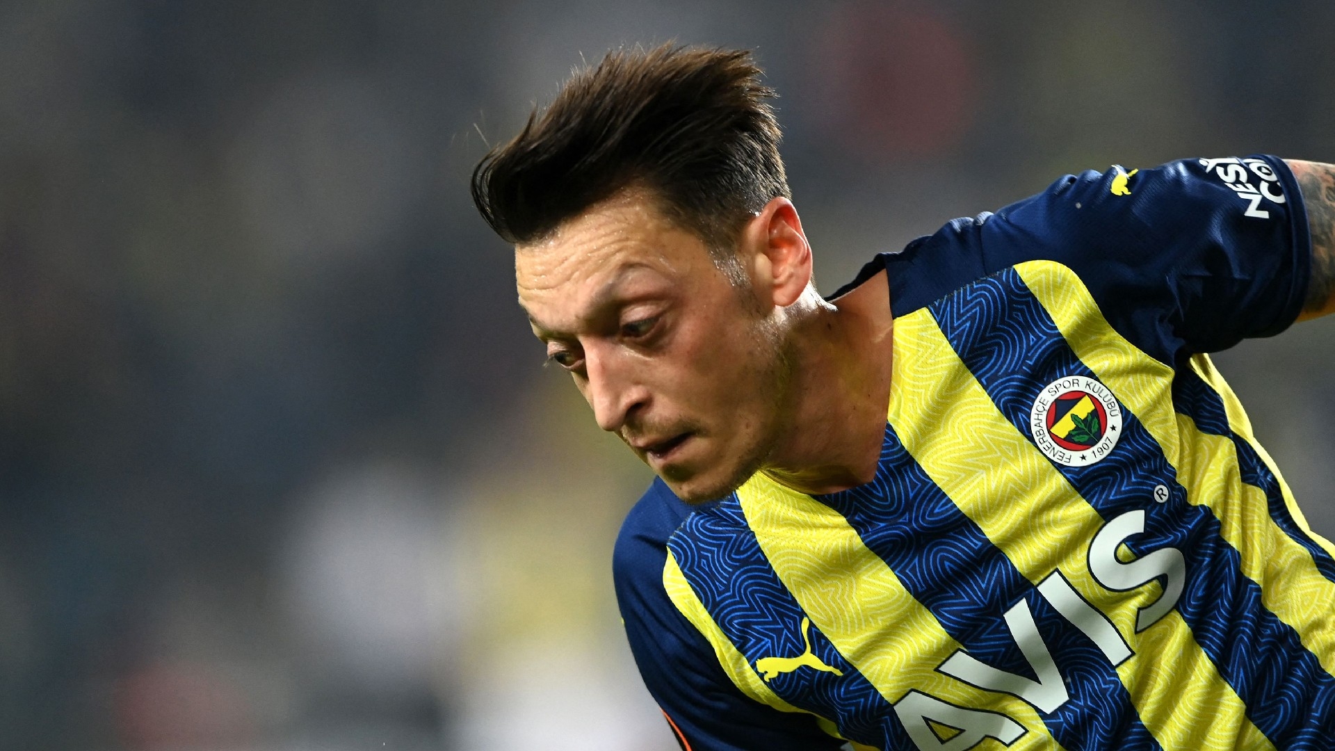 Angry Ozil Kicks Water Bottles In Anger After Fenerbahce Substitution In Europa League Draw Goal Com