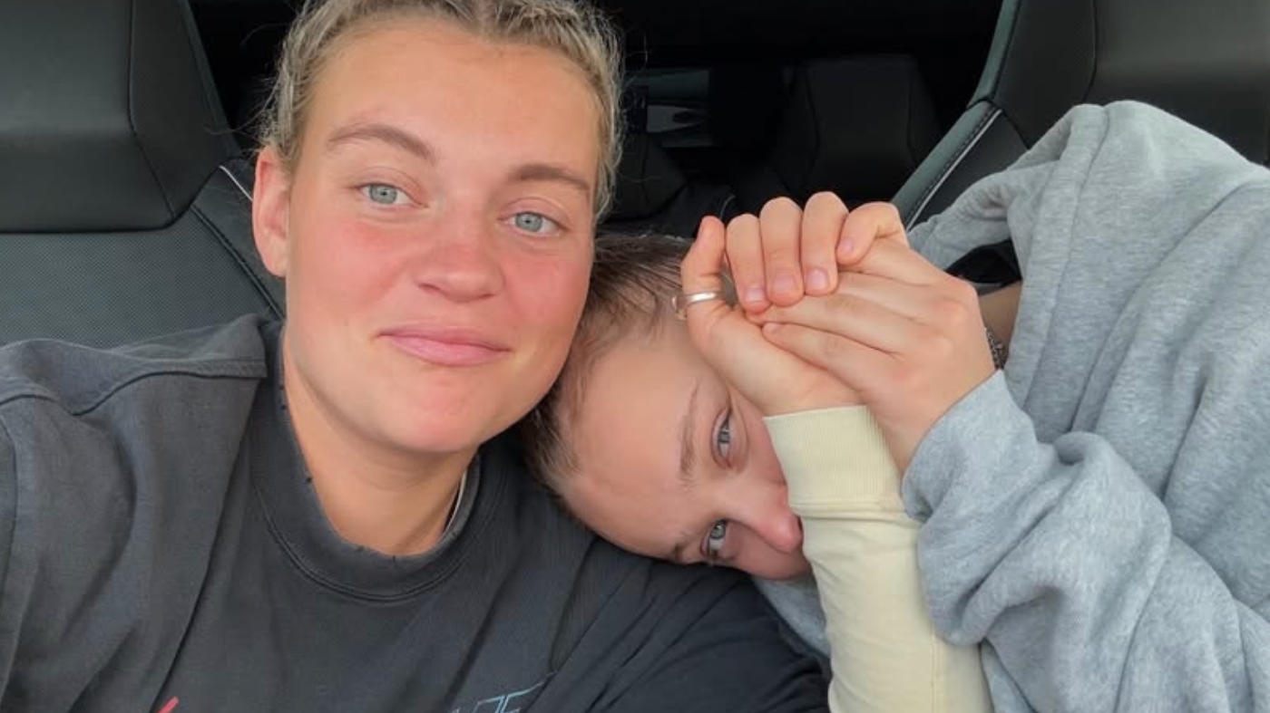 jojo siwa cigarette Playfully Hits Back At Chris Hughes Pregnancy Rumor! she looks stoned..? i know