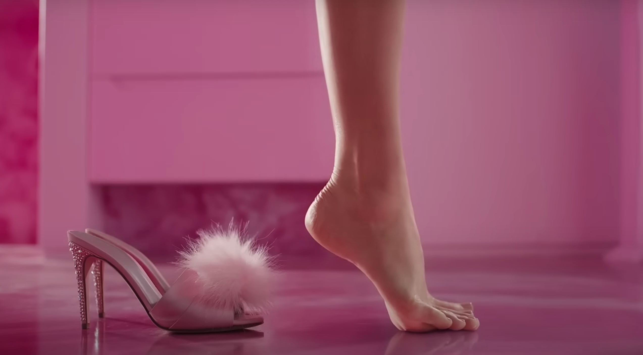 Weird reason why people love Margot Robbies feet so much in new trailer picture