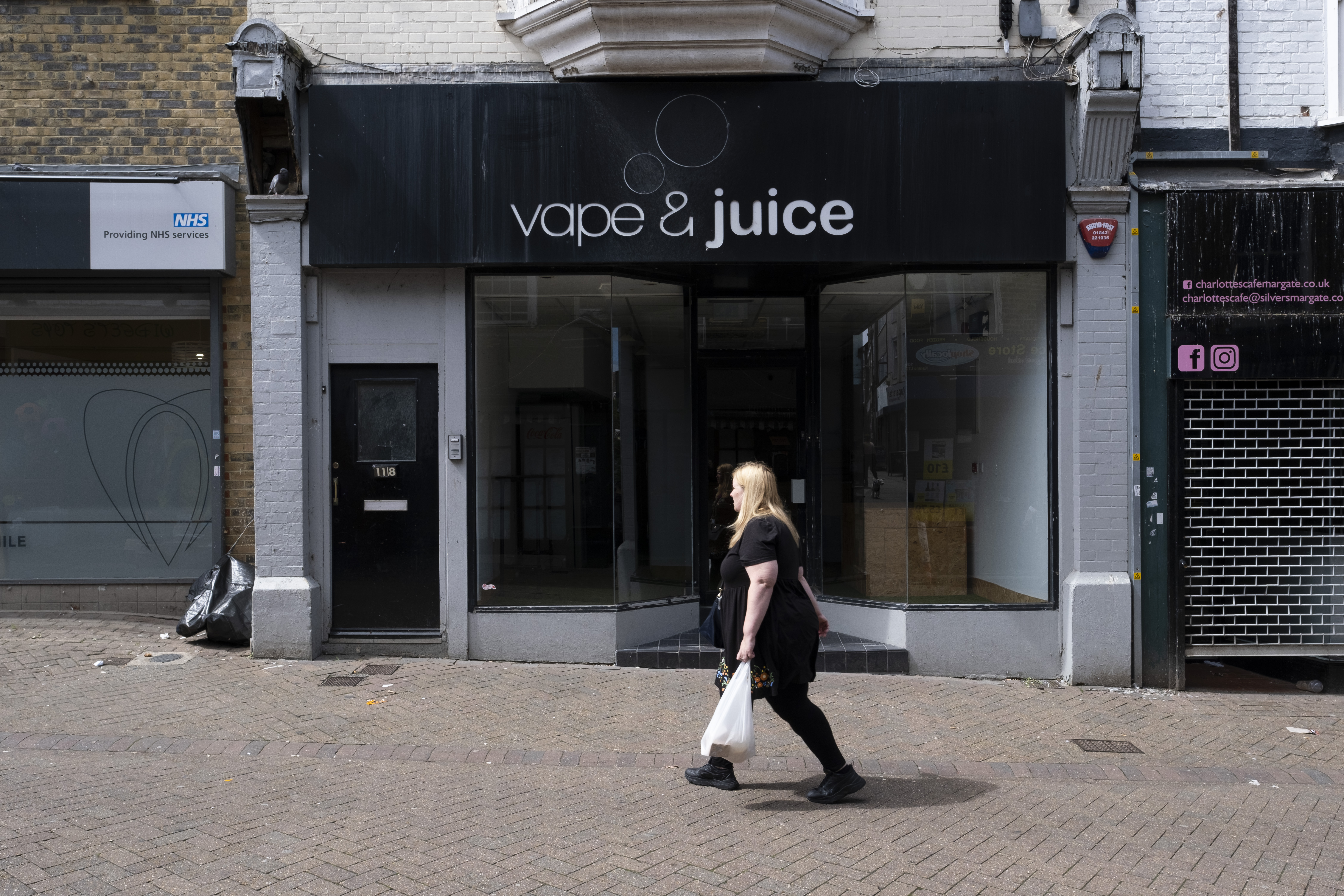 Government announces smoking ban for people born after 2009