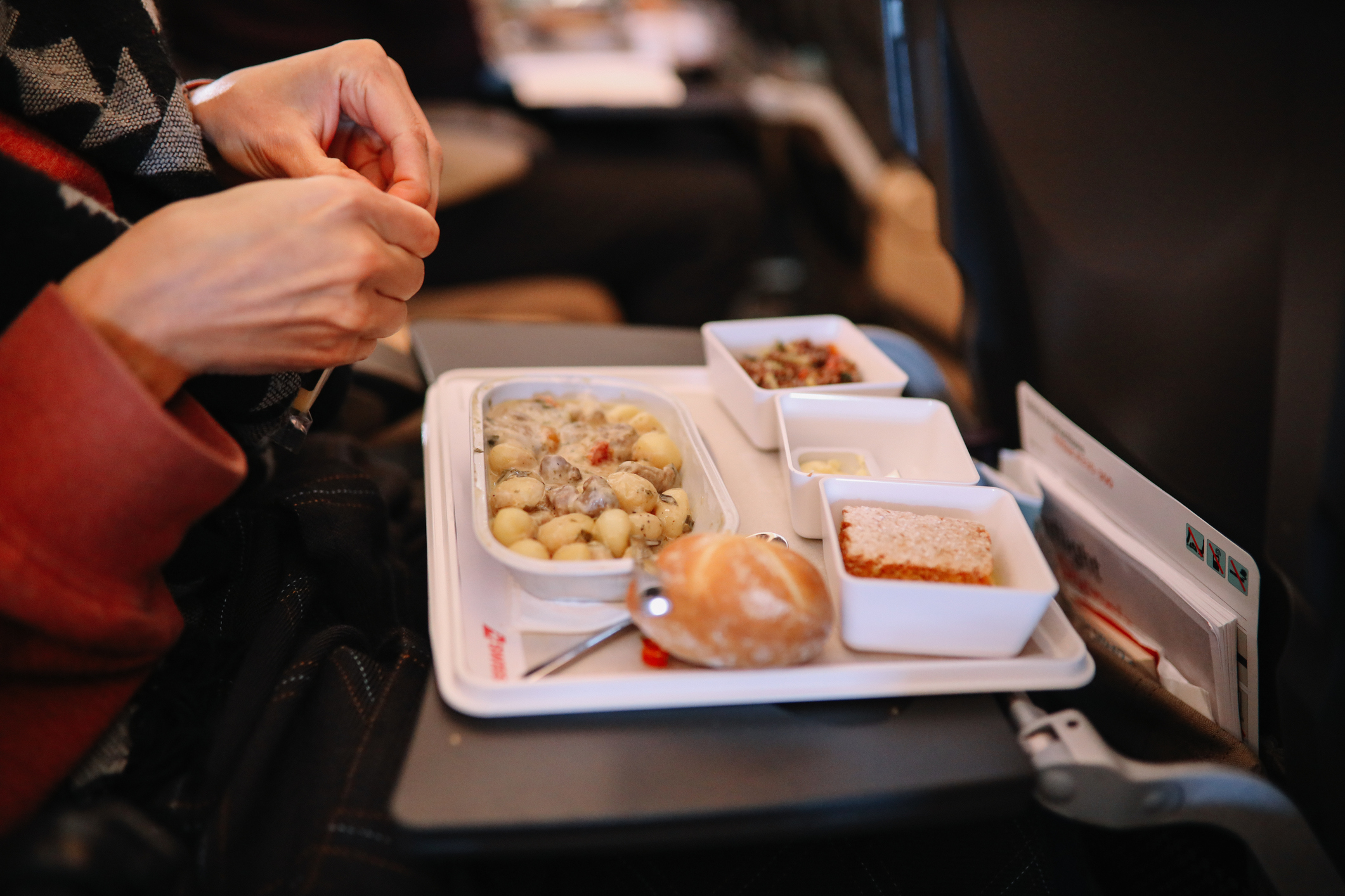 Flight attendant comes up with quick and smart solution for passenger  pretending to be vegetarian