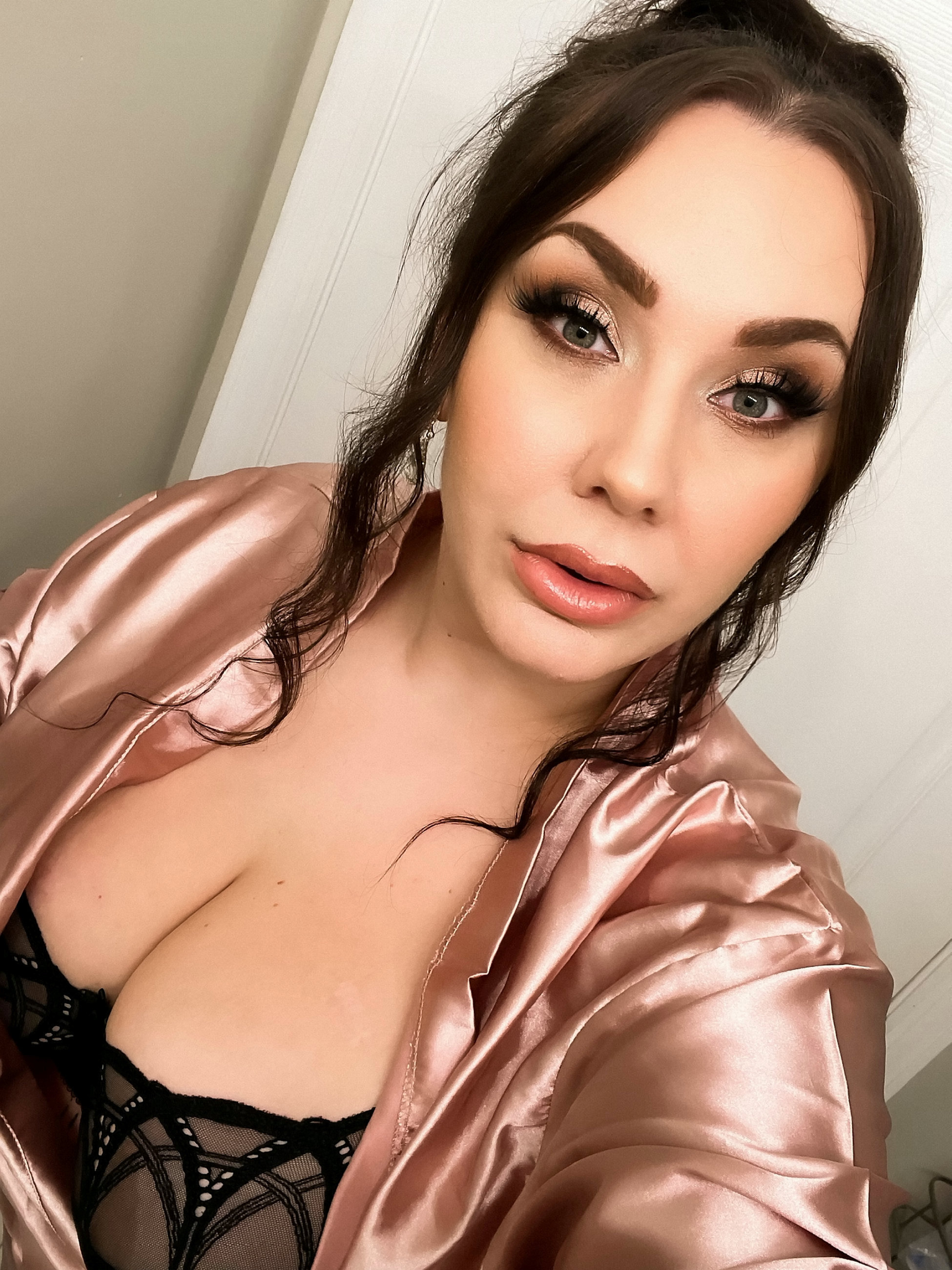 Model Has Rent Doubled After Landlord Finds Out How Much She Made On  OnlyFans