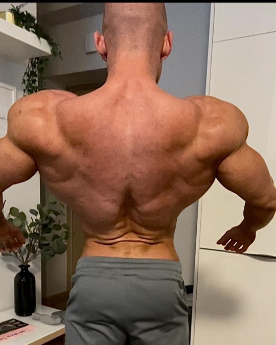 Bodybuilder Shows Off Remarkable Figure With Chest Twice As Wide