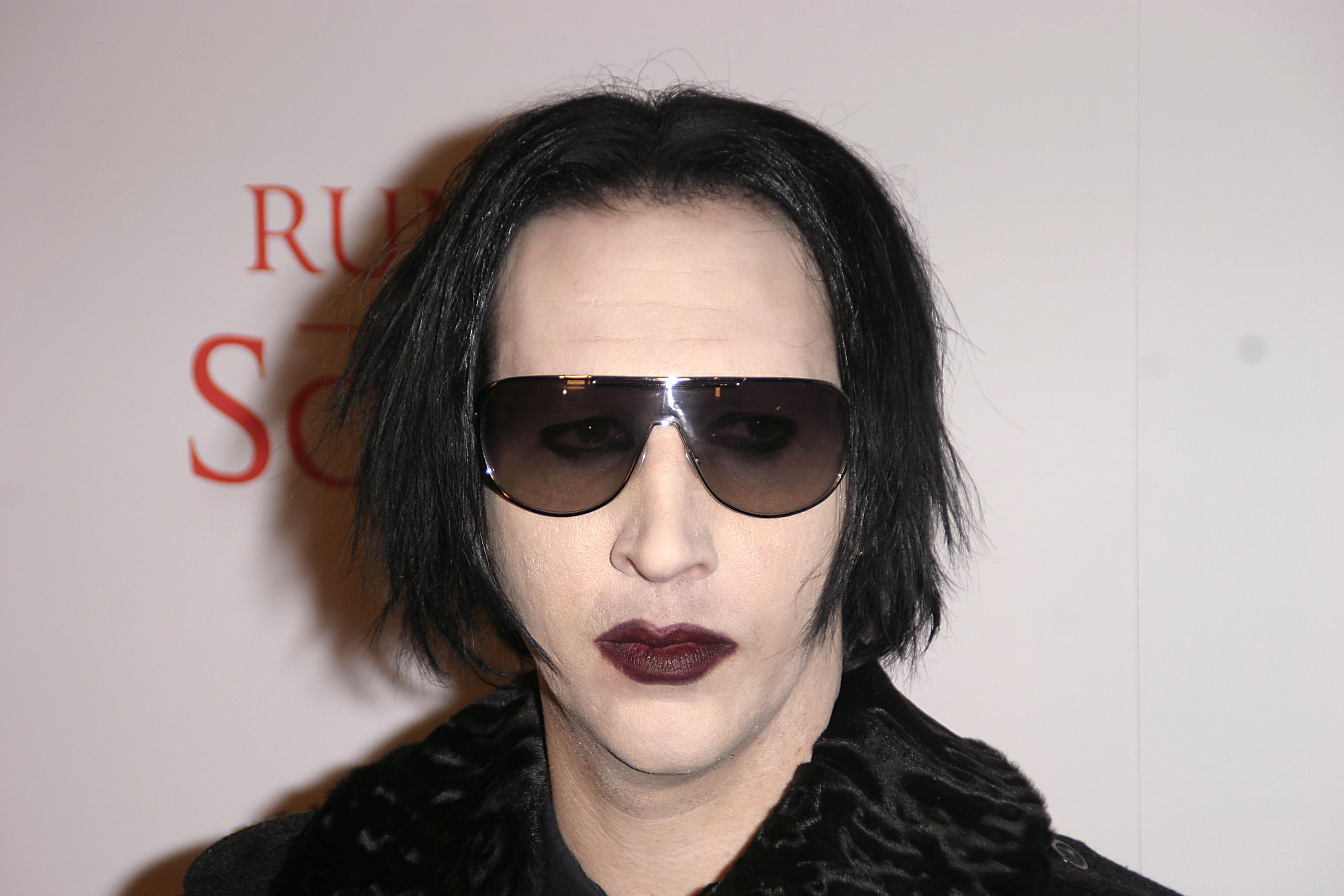 Marilyn Manson once addressed the playground rumour about him getting his  rib removed