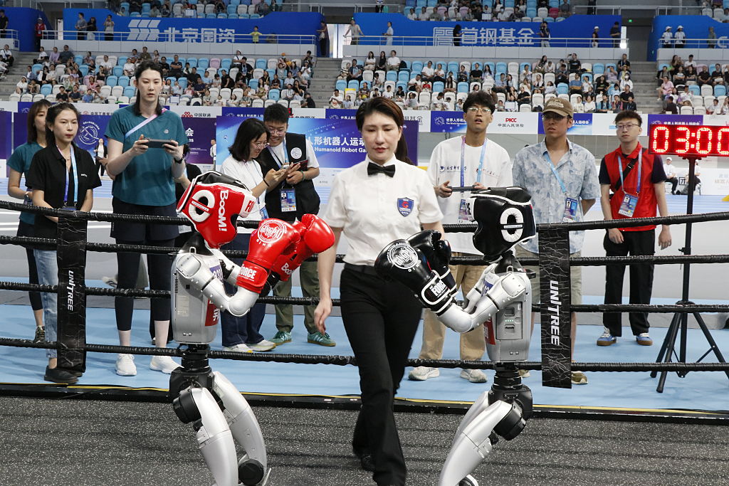 ShocKING (Lotus) human robot パンデッド Bizarre moment humanoid 'face-plants' as 'Robot Olympics