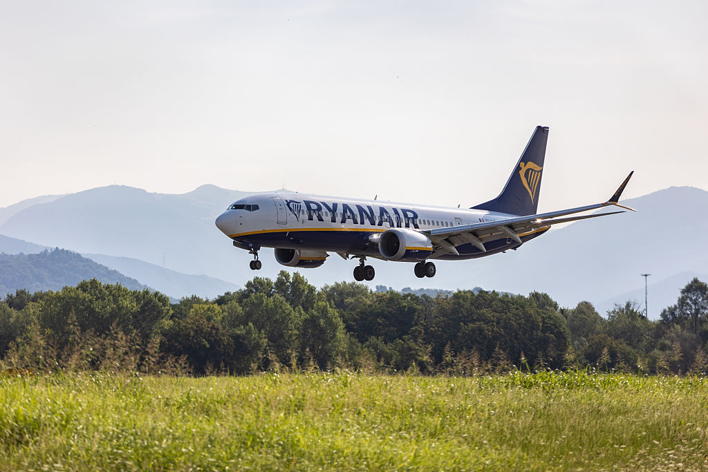ryanair disposable vapes Jet2, and easyJet vaping rule is becoming an airport nightmare Not every vape looks Brand=Smok Flavors:Raspberry Lush Ice