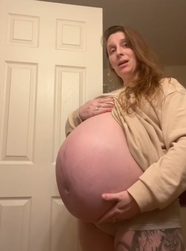 Australian Pregnant - A Woman Has Sent The Internet Into a Freezy After Revealing Her Huge Baby  Bump