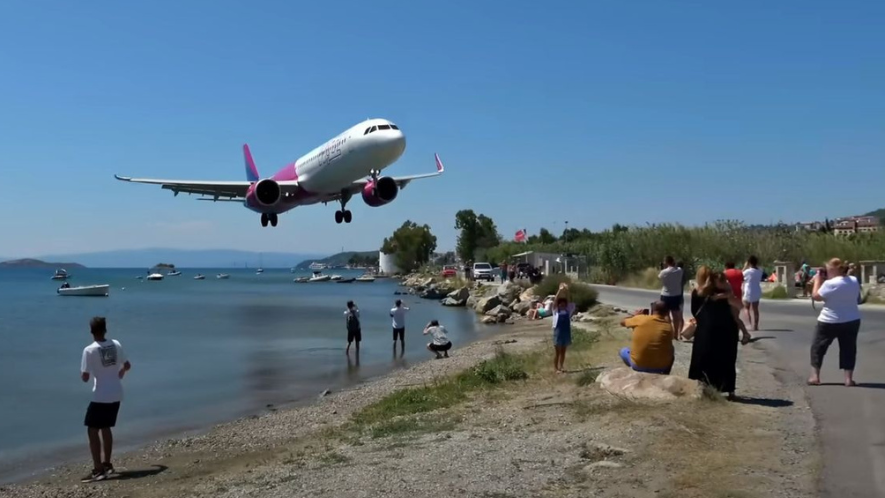 Plane Makes Terrifying 'lowest Ever Landing' At Island Airport ...