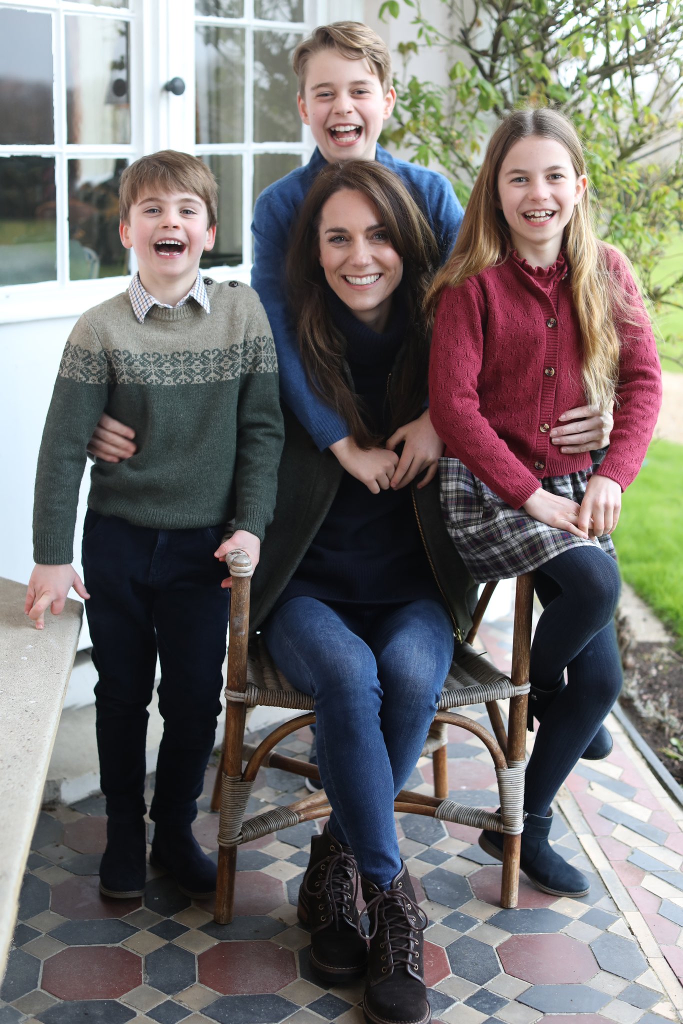Kate Middleton releases statement admitting she edited Mother's Day photo