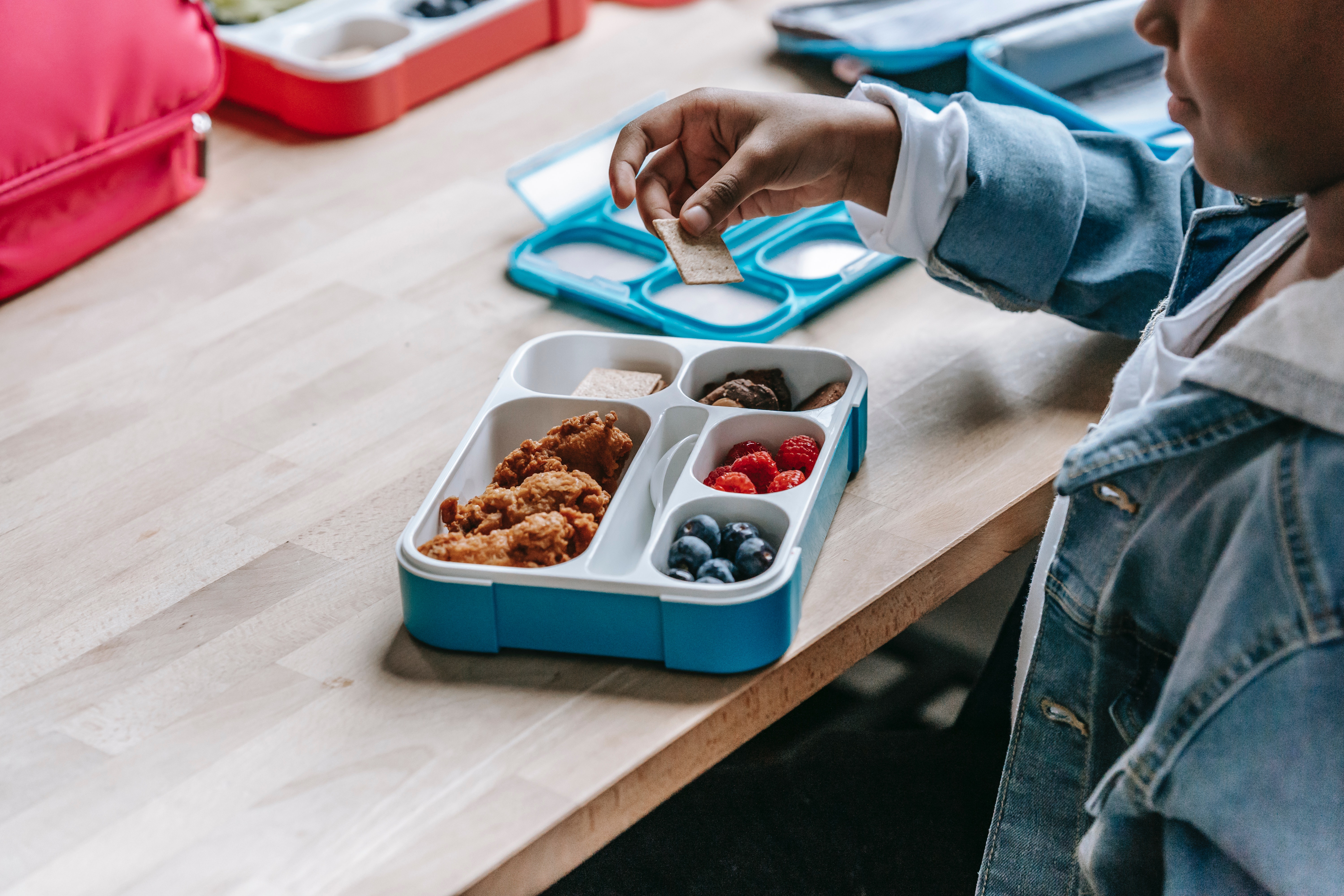 Mum leaves brutal note on daughter's lunch box after teacher told her how  to eat lunch