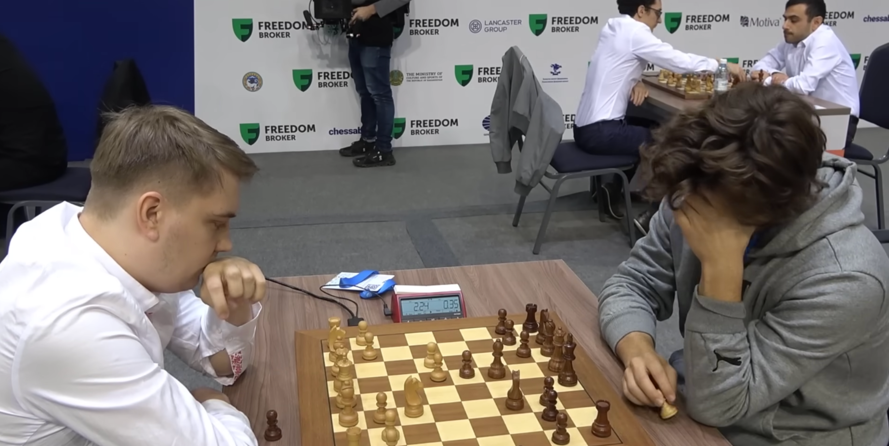 Magnus Carlsen arrives late for chess game and still beats