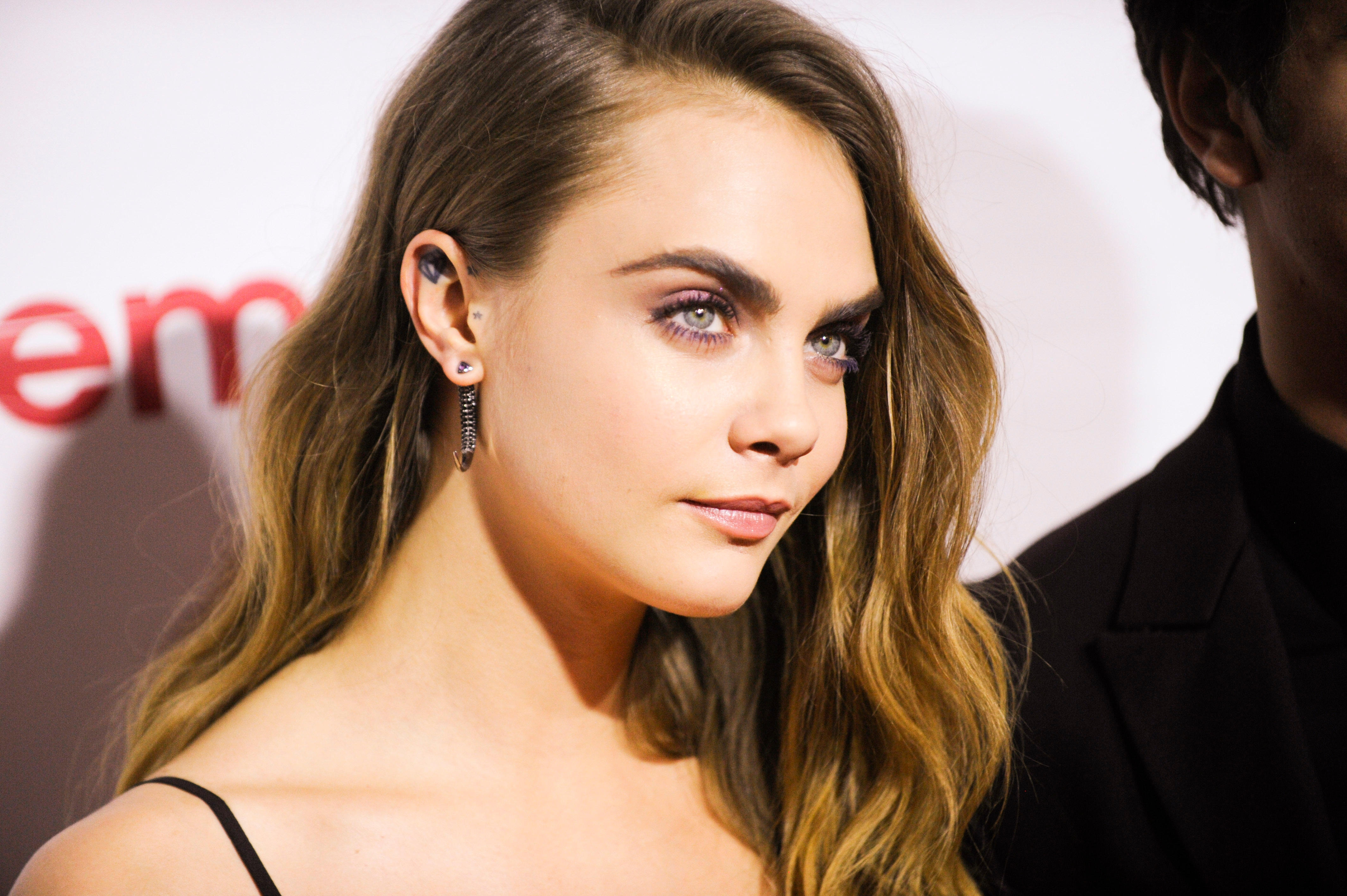 Woman who looks exactly like model Cara Delevingne says dating is becoming  difficult