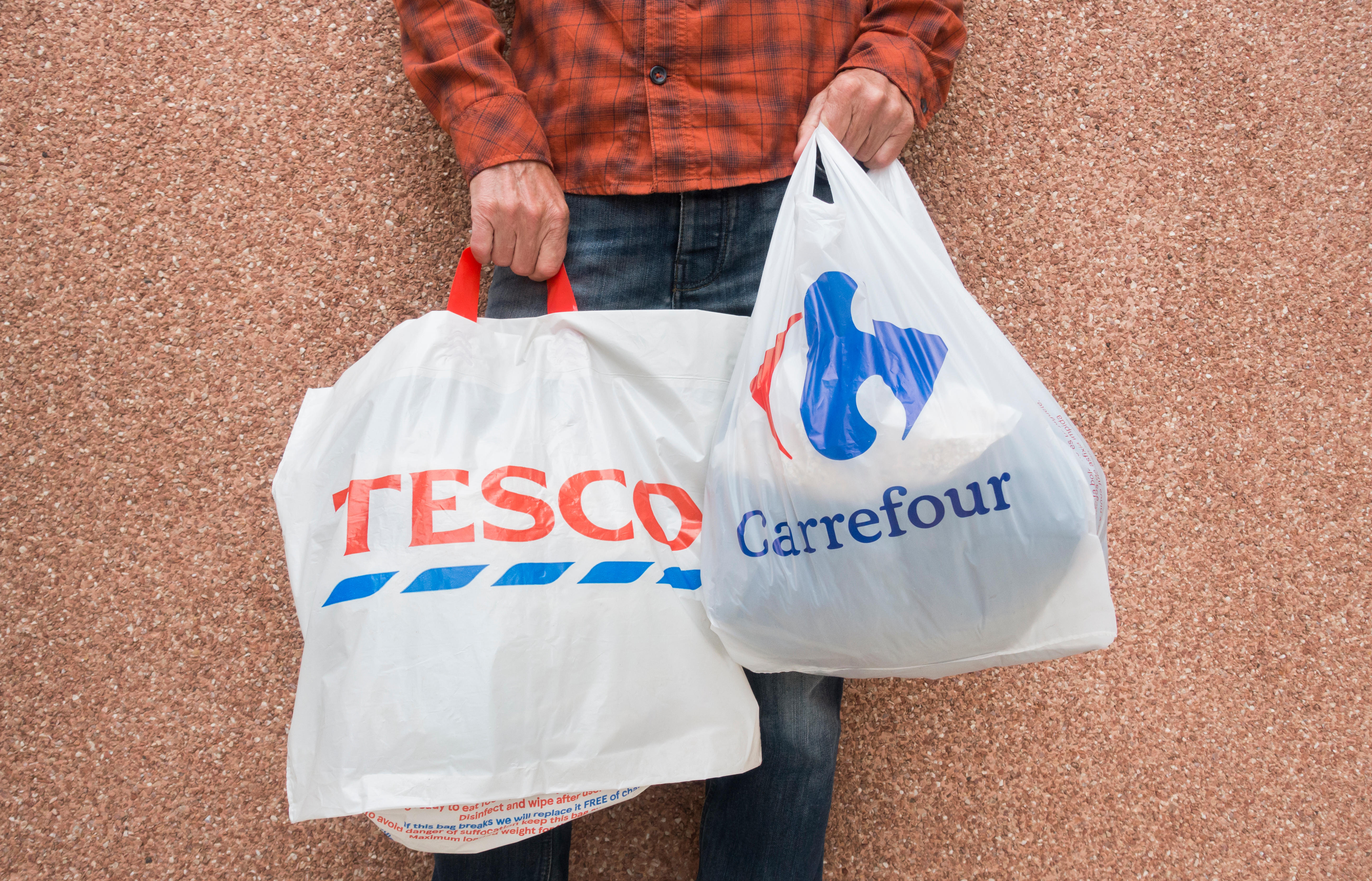 Man in street carrying The Big Green Bag, reusuable bag from Tesco, London,  UK Stock Photo - Alamy