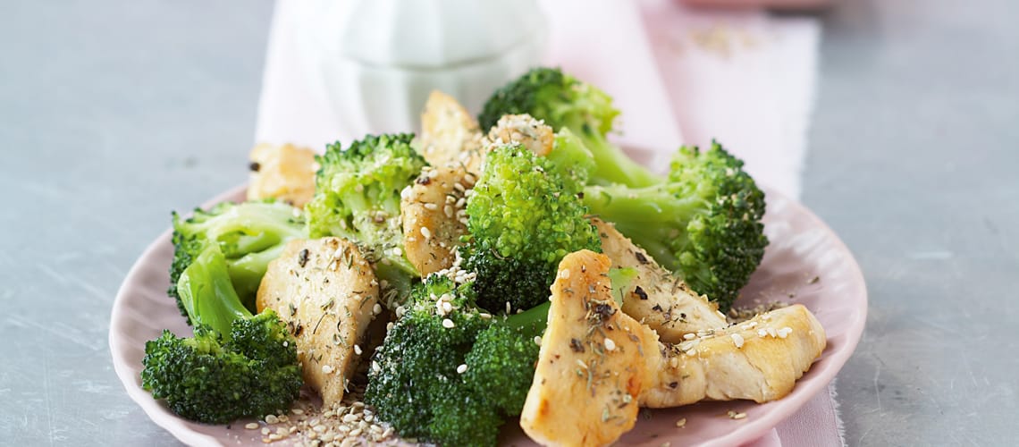 Rezept bei Psoriasis: Brokkoli mit Gomasiod und Hähnchenstreifen
