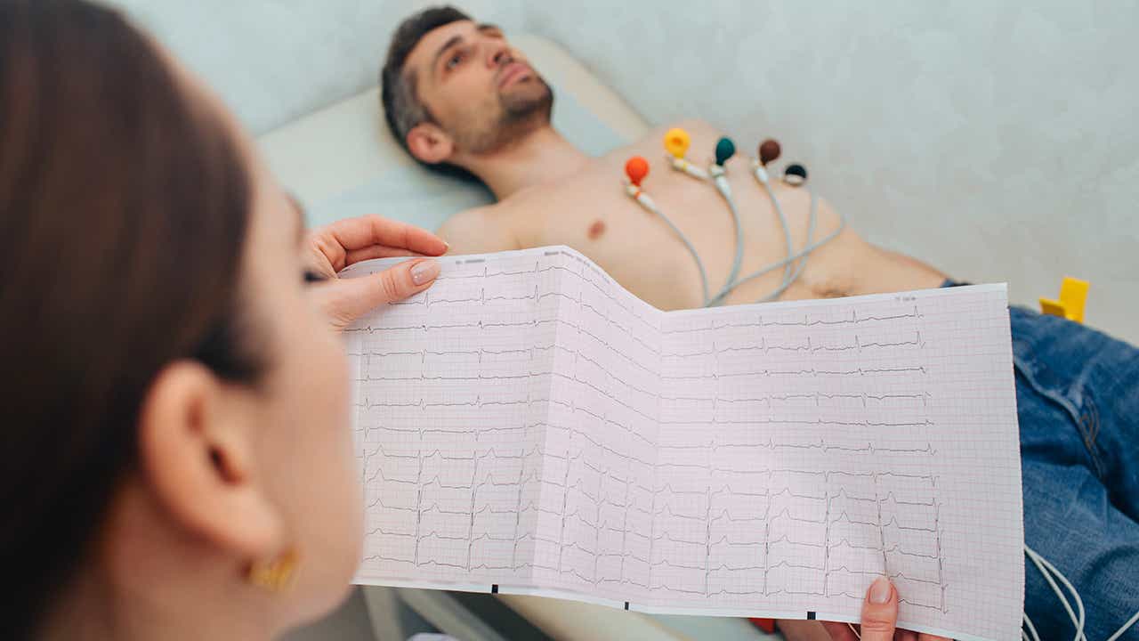 Apparative Untersuchungen am EKG: Ärztin mit männlichem Patient am EKG Apparative Untersuchungen am EKG: Ärztin mit männlichem Patient am EKG