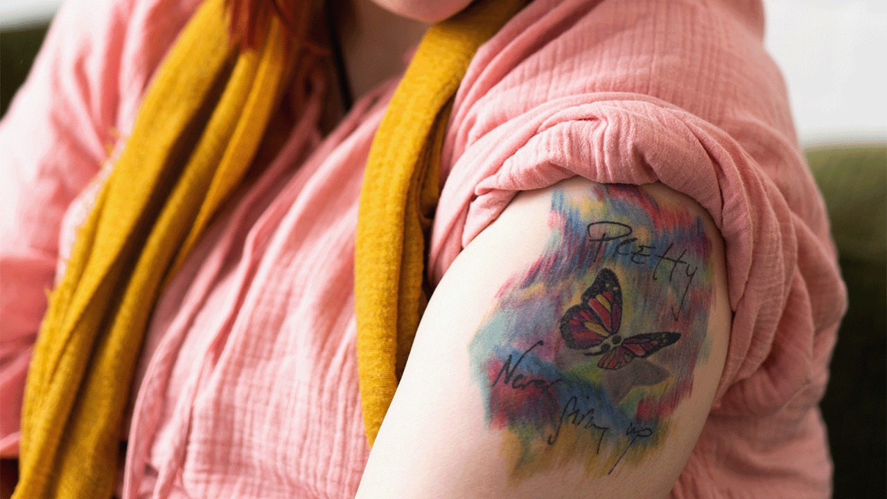 Annika zeigt ihr Schmetterlingstattoo