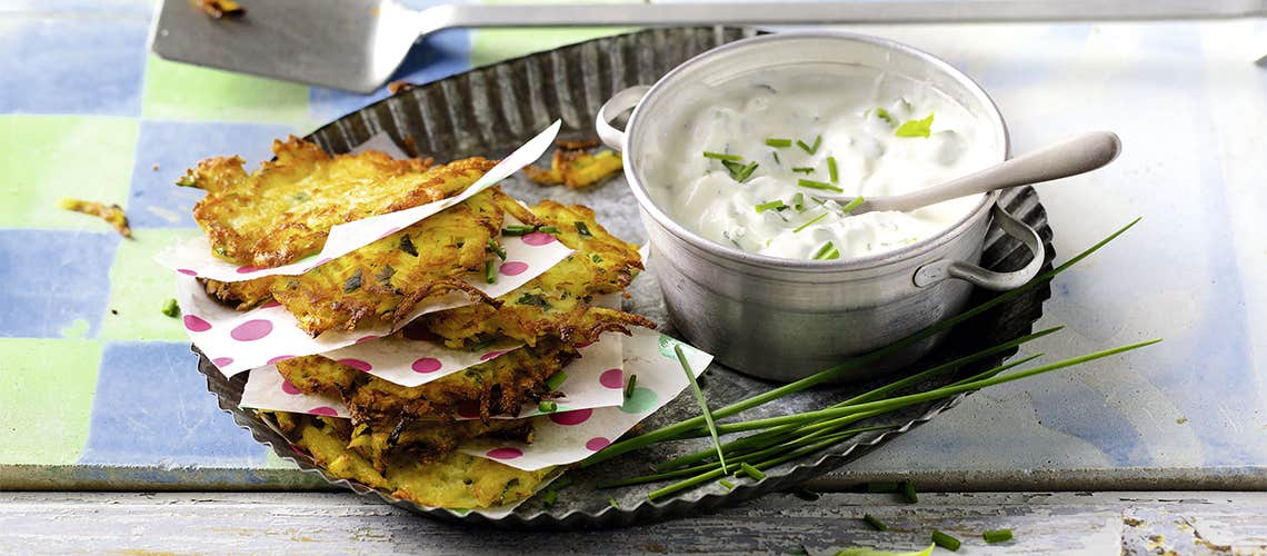 Rezept für eine gesunde und ausgewogene Ernährung bei Schuppenflechte: Kräuterpuffer mit Quarkcreme Kräuterpuffer mit Quarkcreme
