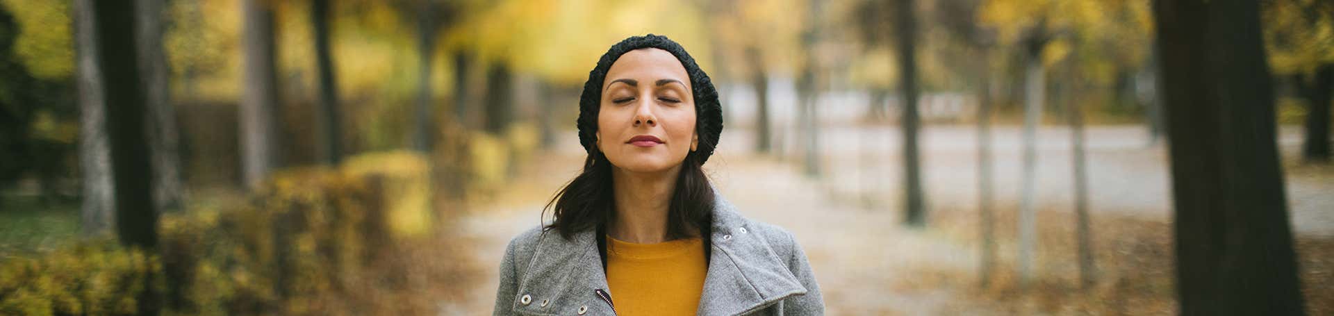 Junge Frau mit Lungenhochdruck atmet tief ein