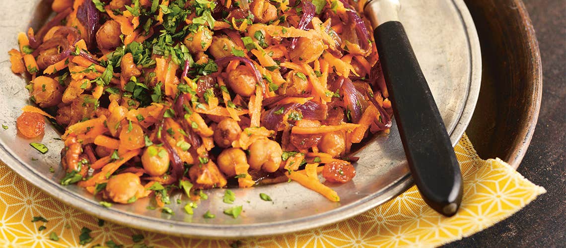 Leckeres und gesundes Rezept bei Schuppenflechte: Möhrensalat mit Röstkichererbsen Möhrensalat mit Röstkichererbsen