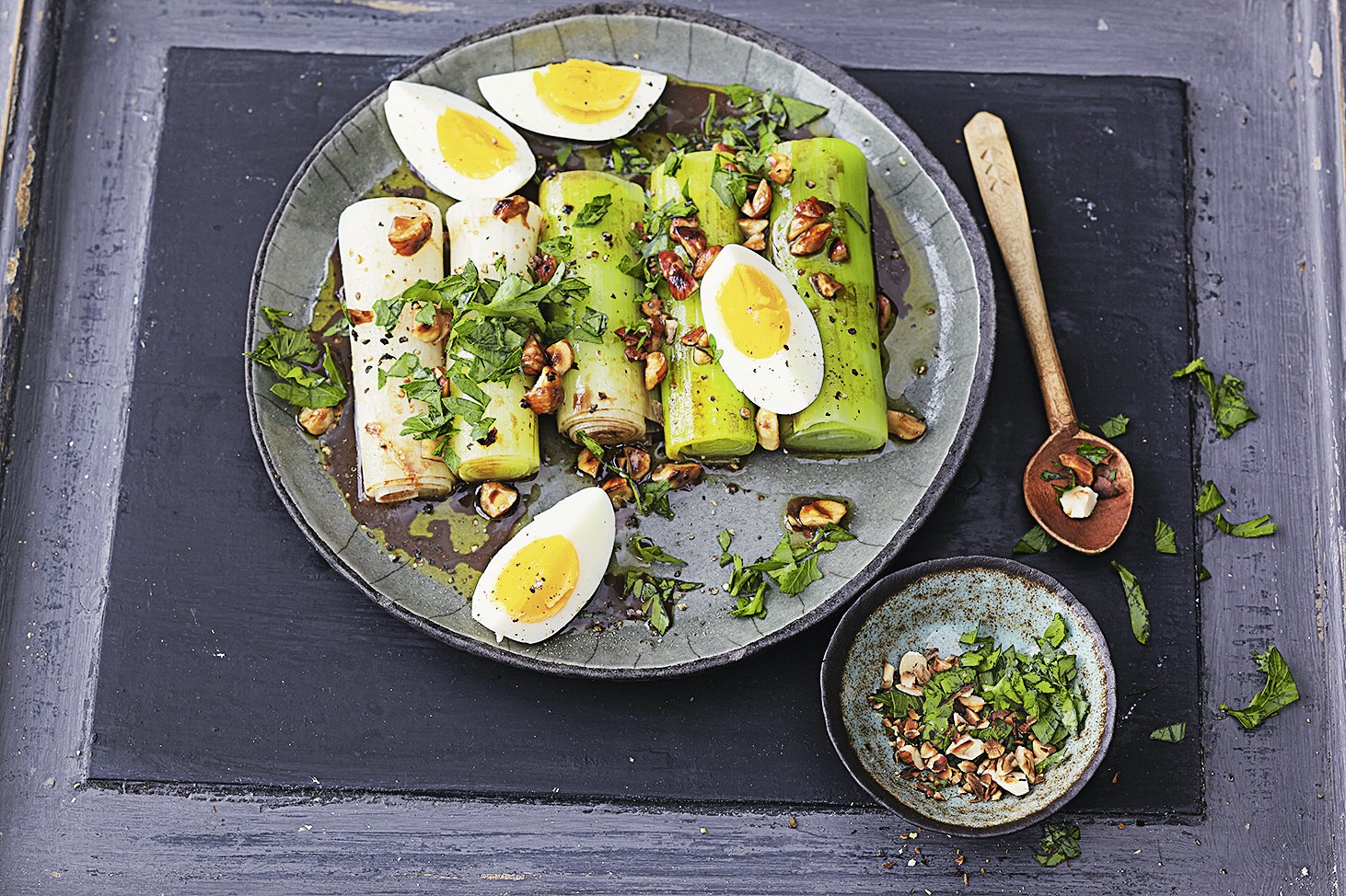 Gesundes Rezept: Lauch mit Nuss-Vinaigrette