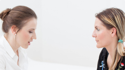 Ein Ärztin wägt im Gespräch mit ihrer Patientin ab, welche Behandlung zum Status des Morbus Crohn und den individuellen Bedürfnissen der Patientin passen. 