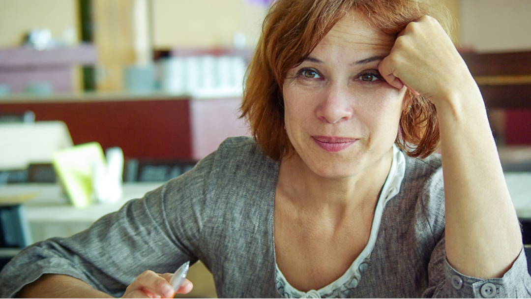 Psoriasis-Patientin macht sich Gedanken über ihren bevorstehenden Arzttermin