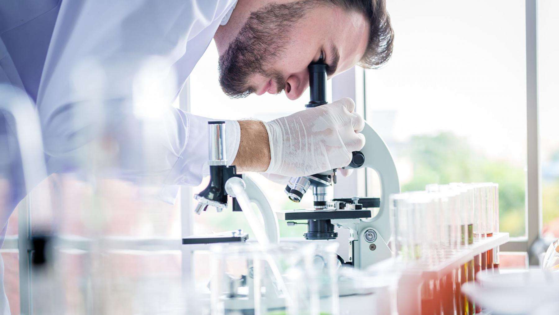 jwm_forschung_und_entwicklung_1_header Forschung und Entwicklung: Wissenschaftler arbeitet in einem Labor #JWM