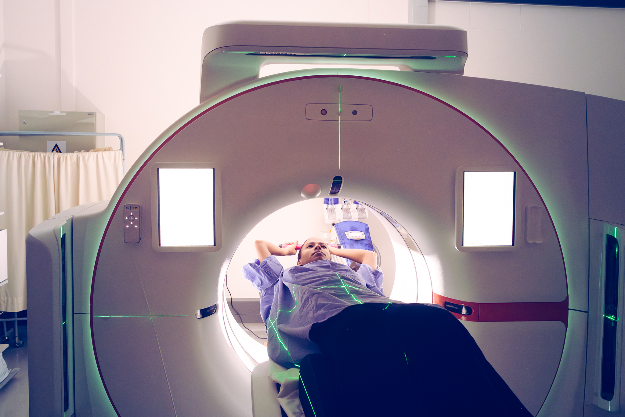 Patientin liegt während des Lungenkrebsscreenings auf der Untersuchungsliege eines Computertomografen.