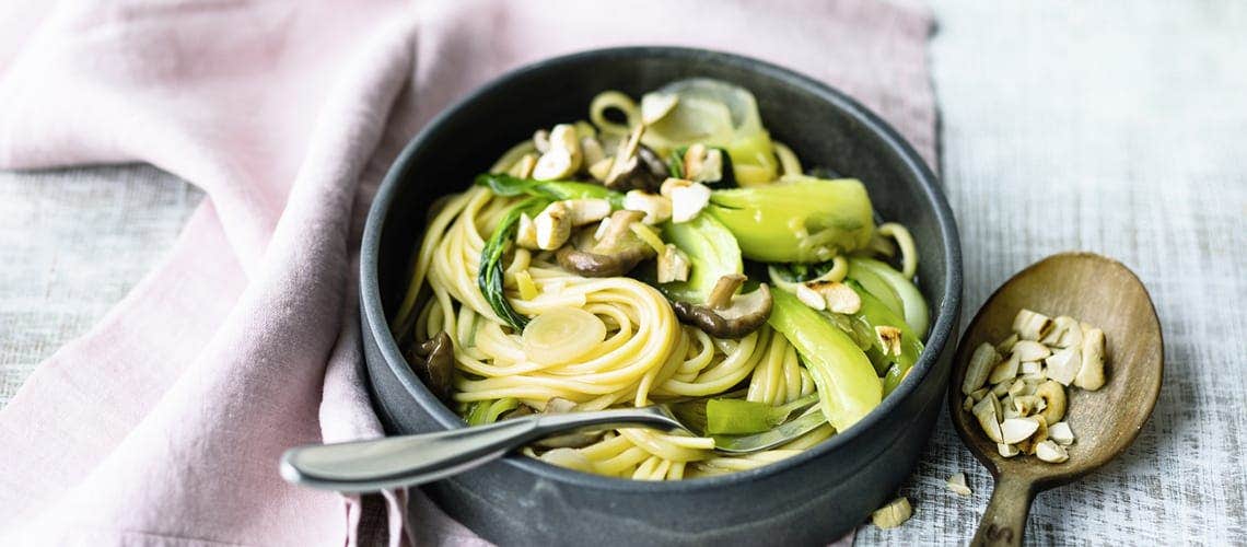 Leckeres und gesundes Rezept bei Schuppenflechte: Nudeln mit Pak Choi und Shiitake Nudeln mit Pak Choi und Shiitake