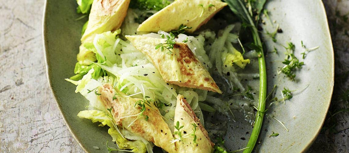 Rezept für ein vitales Leben trotz Schuppenflechte: Salat mit Omelett-Schnecken und Agavensirup-Vinaigrette Salat mit Omelett-Schnecken und Agavensirup-Vinaigrette
