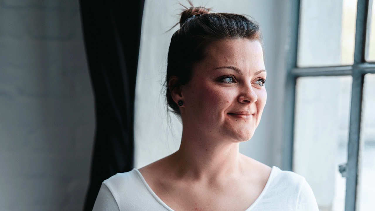 Francesca schaut aus dem Fenster