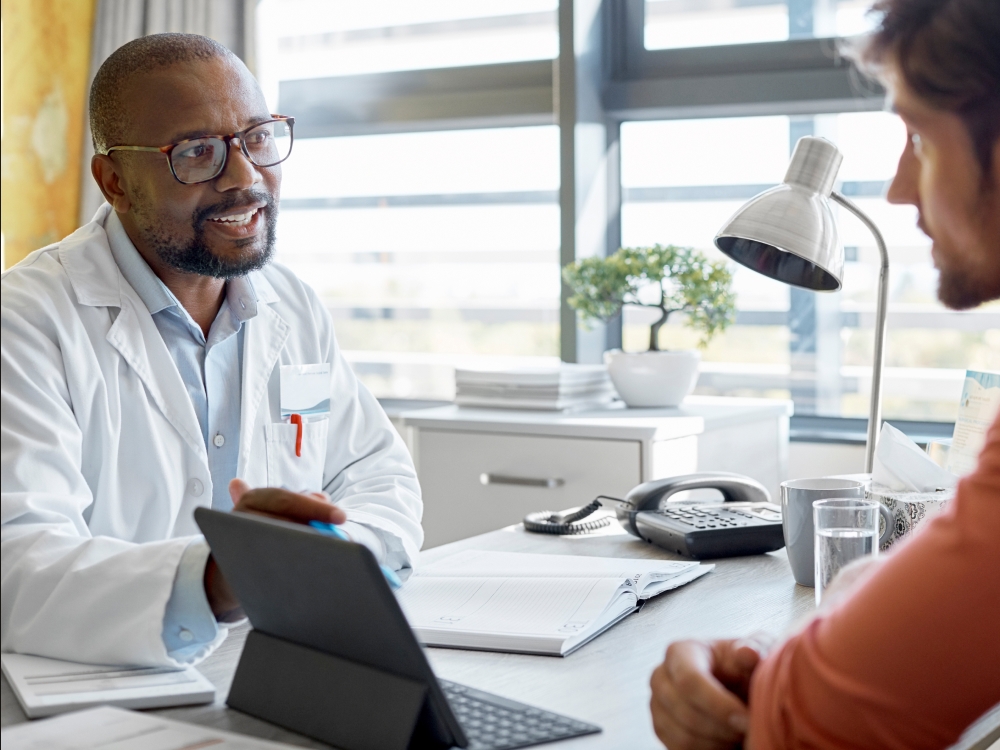 Ein Humangenetiker berät Patienten mit erblicher Netzhauterkrankung über einen Gentest