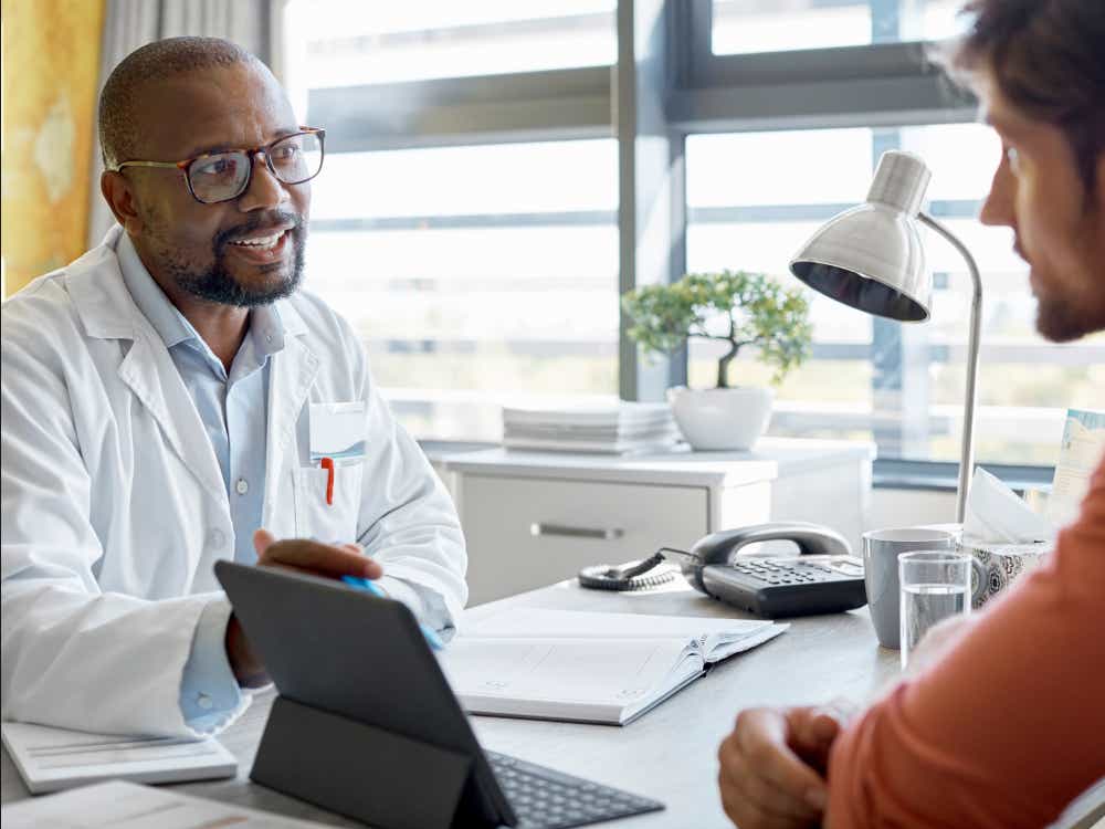 Ein Humangenetiker berät Patienten mit erblicher Netzhauterkrankung über einen Gentest