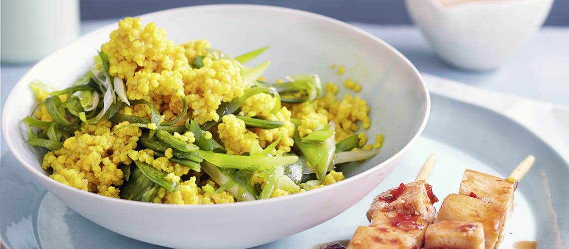 Gesunde Ernährung bei Schuppenflechte - Rezept: Tofu-Saté mit Zuckerschotenhirse Tofu-Saté mit Zuckerschotenhirse