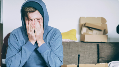 Patient mit Depression, bei dem das Antidepressivum nicht die gewünschte Wirkung hat, bedeckt sein Gesicht mit den Händen.