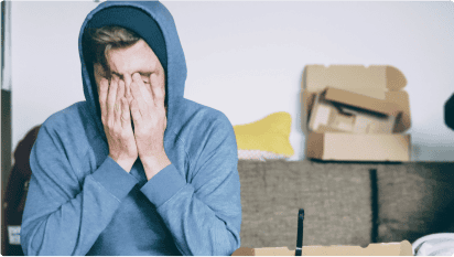 Therapieresistente Depression Patient mit Depression, bei dem das Antidepressivum nicht die gewünschte Wirkung hat, bedeckt sein Gesicht mit den Händen.