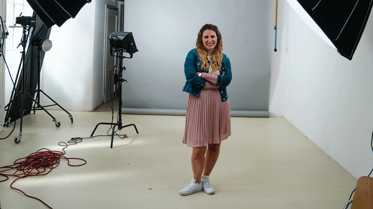 Elisabeth im Fotostudio vor der Kamera