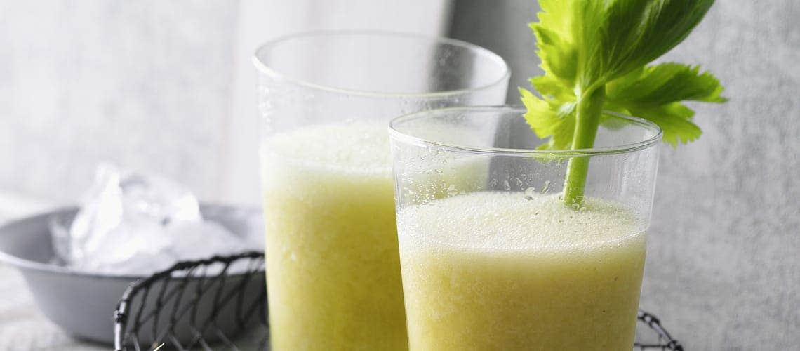 Entzündungshemmendes Rezept bei Schuppenflechte: Sommerfrische mit Sellerie und gemischten Sprossen Sommerfrische mit Sellerie und gemischten Sprossen