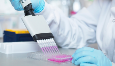 In einem Labor werden Probengefäße befüllt.