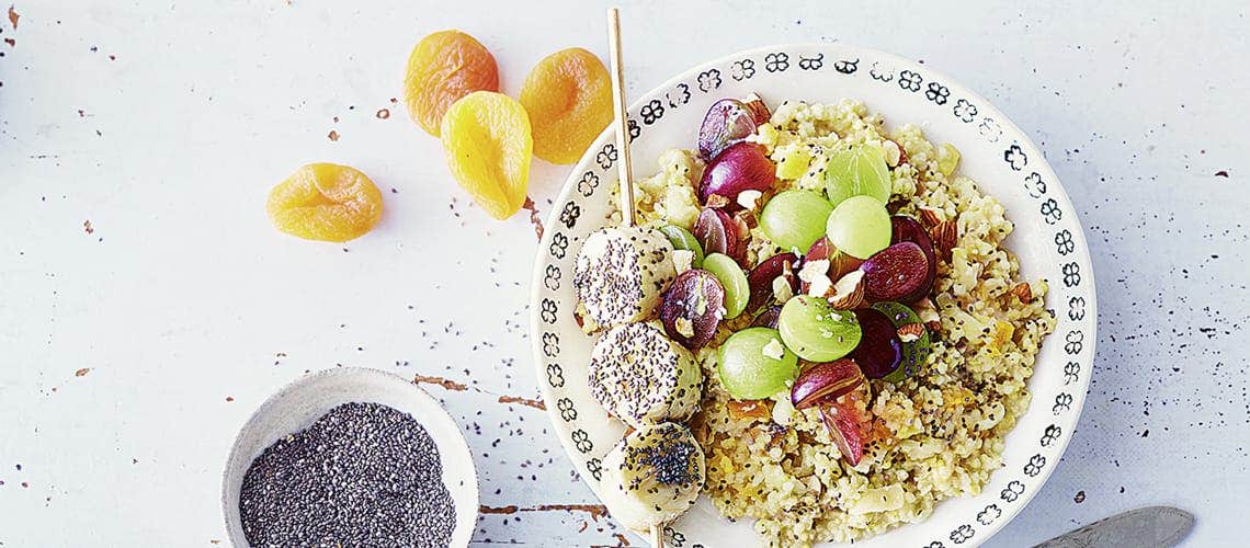 Rezept für eine gesunde und ausgewogene Ernährung bei Schuppenflechte: Hirsebowl mit Bananenstick Hirsebowl mit Bananenstick